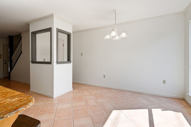 Building Photo - 956 Ridgepoint Court #15C