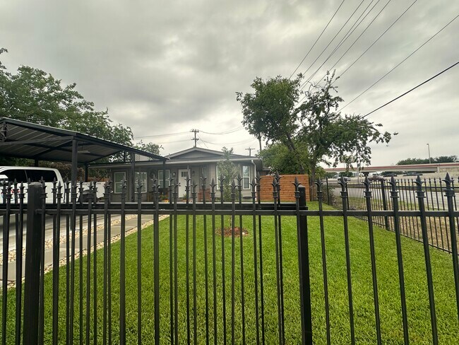 Building Photo - 735 Sprucewood Ln