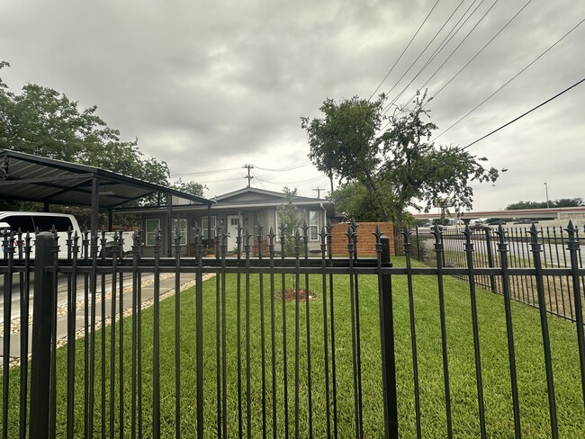 Foto del edificio - 735 Sprucewood Ln