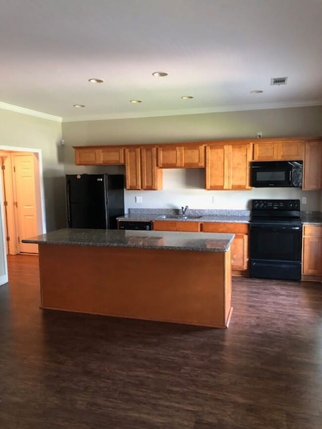 Building Photo - 2203 Forest Lake Dr