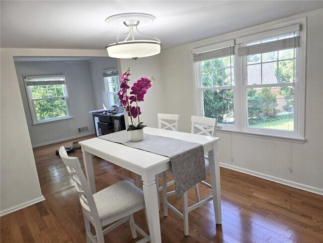 Foto del edificio - 800 Glenairy Dr NE
