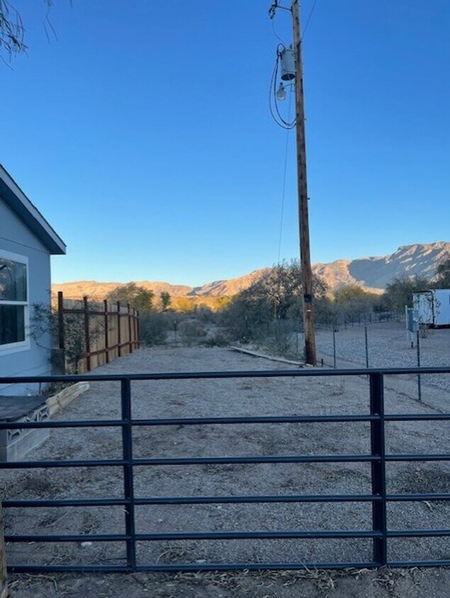 Foto del edificio - 3-bedroom 2.5-bathroom home with RV space in Littlefield AZ