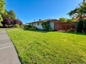 Building Photo - 1712 SE 104th Ave