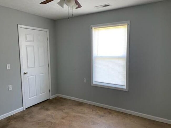 Building Photo - 3 Bedroom 2 Bath 1 Car Garage