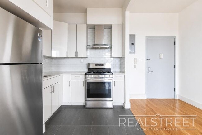 Building Photo - LUXURY 2 Bed LOFT in Queens!