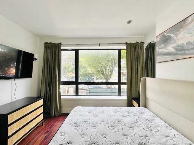 Foto del edificio - Furnished room/NOT APARTMENT