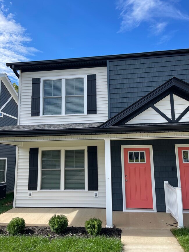 Gran porche delantero iluminado, entrada cubierta. - 2225 Kenwood Blvd SE