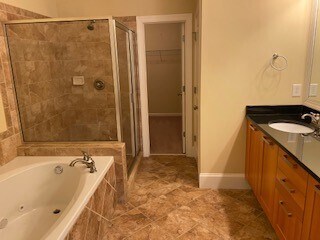 Master Bath w/Jacuzzi Tub - 594 Village Park Dr NW