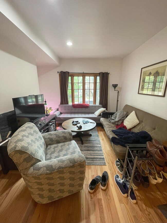 Living Room - 1225 W Roscoe St