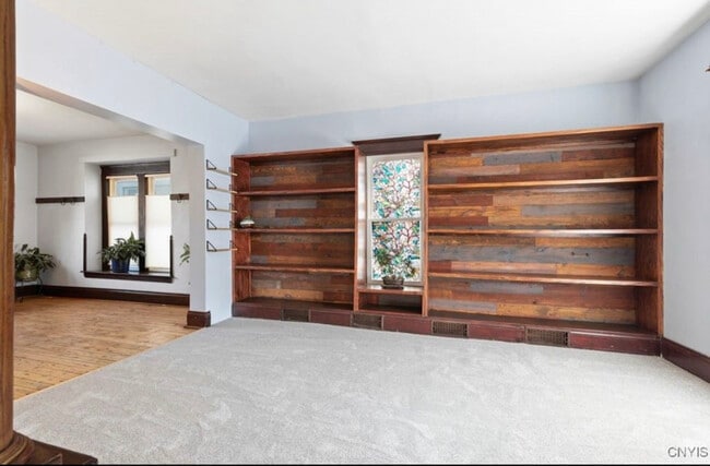 Foto del edificio - 136 Bryant Ave