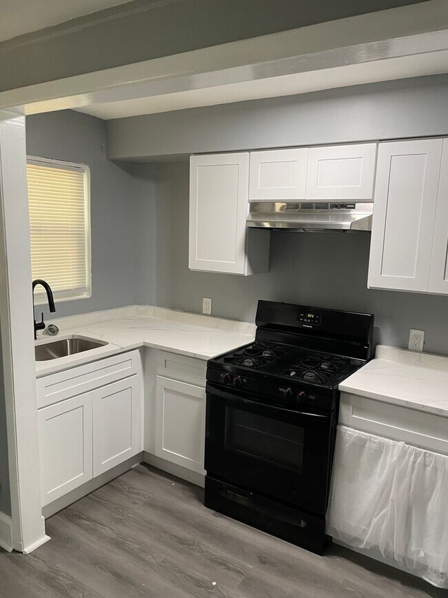 Foto del edificio - Two-Bedroom Home in Baltimore