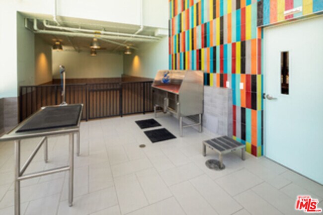 Foto del edificio - 687 S Hobart Blvd