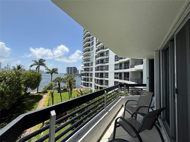 Foto del edificio - 3600 Mystic Pointe Dr