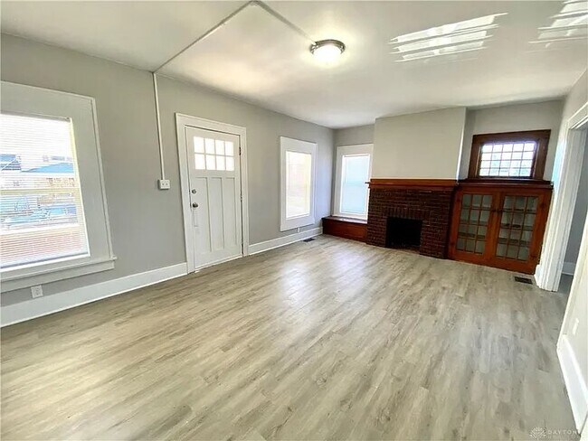 Foto del edificio - 100 E 3rd St
