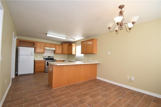 Building Photo - 906 SW Navajo Dr