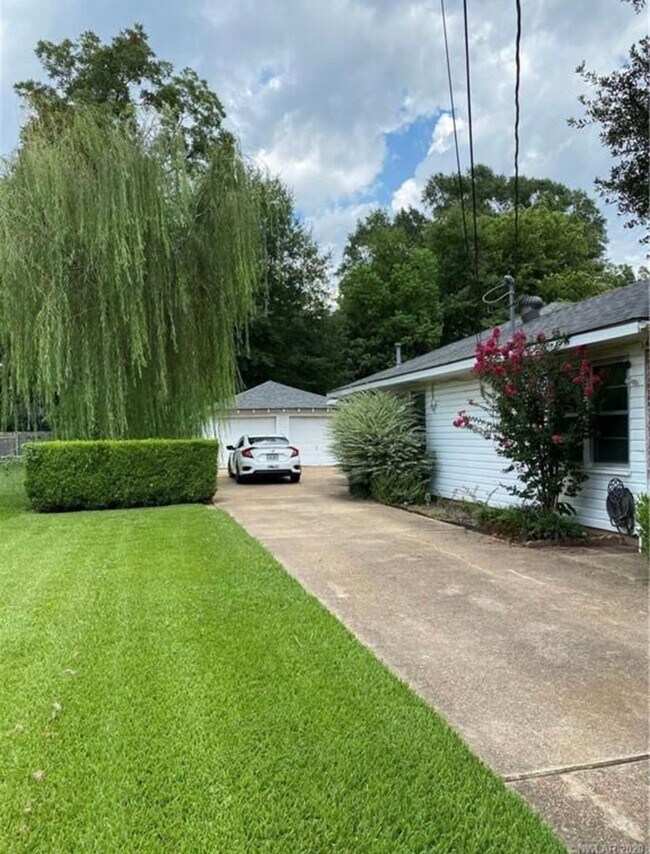 Foto del edificio - Coming Available May!