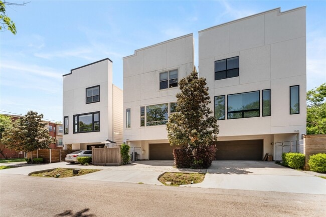 Building Photo - 1507 Sandman St