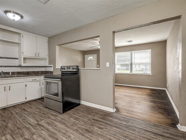 Building Photo - 209 Elm St