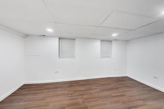 Building Photo - 3515 N Wilton Ave