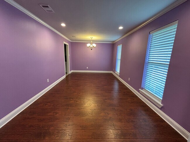 Building Photo - AMPLE SPACE WITH OVERSIZED YARD IN THE CEN...