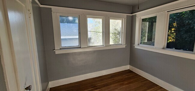 Building Photo - 2 Bedroom home near Mt. Rubidoux!