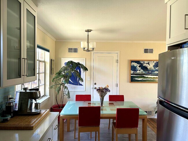 Foto del edificio - Beautiful Old Southwest Reno Home with Huge Private Yard