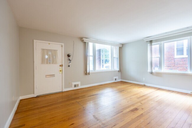 Photo - Lovely 3 BR/2 BA Semi-Detached Home in Nor...