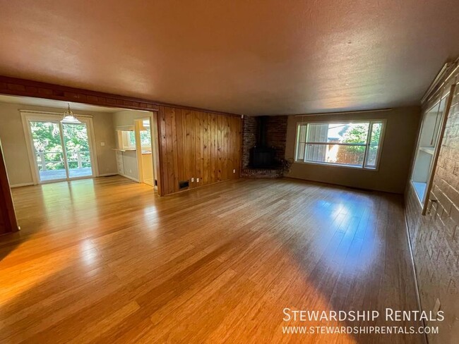 Building Photo - Beautiful 5 br home in quiet neighborhood