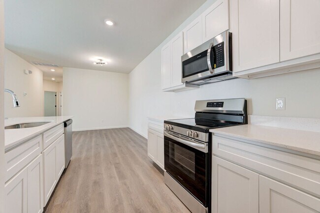 Foto del edificio - New Construction-Never Lived in Duplex, Pe...
