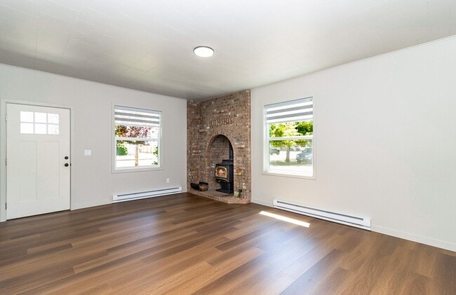 Building Photo - 607 3rd St