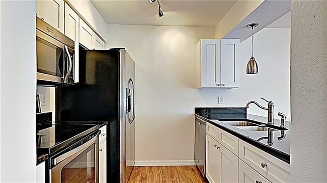 Kitchen - 304 S Habana Ave