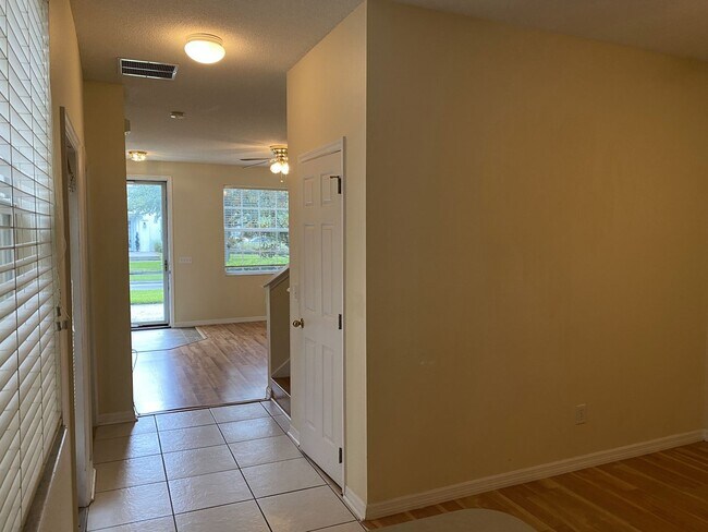 Foto del edificio - Townhome in Avalon Park with a 2 car garage