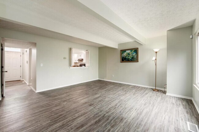 Sala de estar - 7047 Muirfield Dr