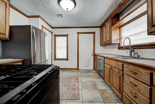 Building Photo - 418 N Flood Ave