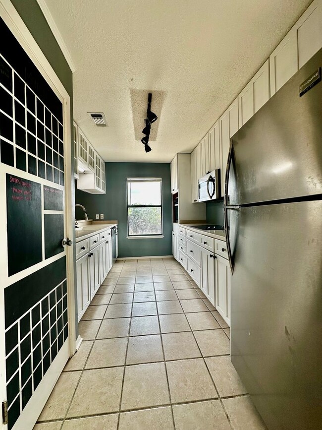 Building Photo - Spacious 3/2 With Office