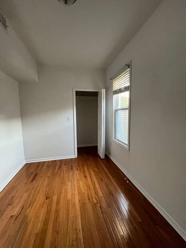 Foto del edificio - 3315 W Dickens Ave