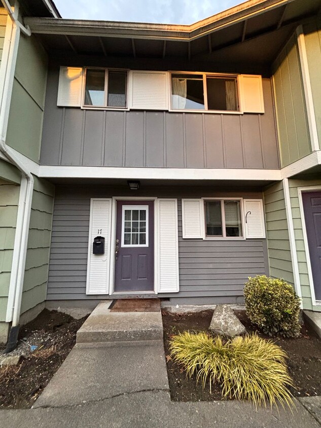 Foto principal - 2 Bedroom, 1.5 Bathroom Townhome Available...