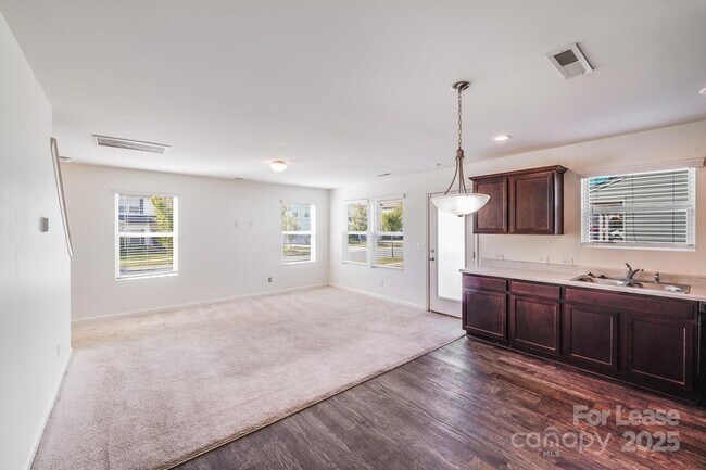 Foto del edificio - 12915 Hill Pine Rd