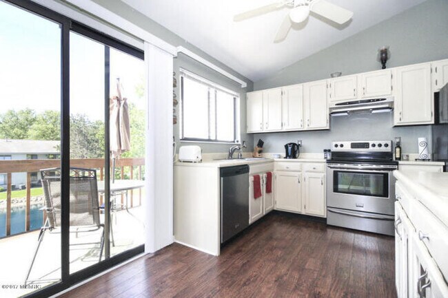 Building Photo - Great Condo in Woodbridge Hills