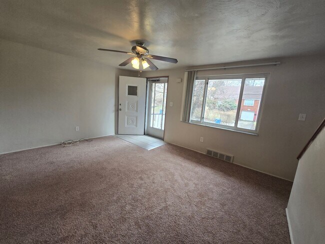 Foto del edificio - 3 Bedroom 2 Bathroom House - Penn Hills School District - AVAILABLE NOW