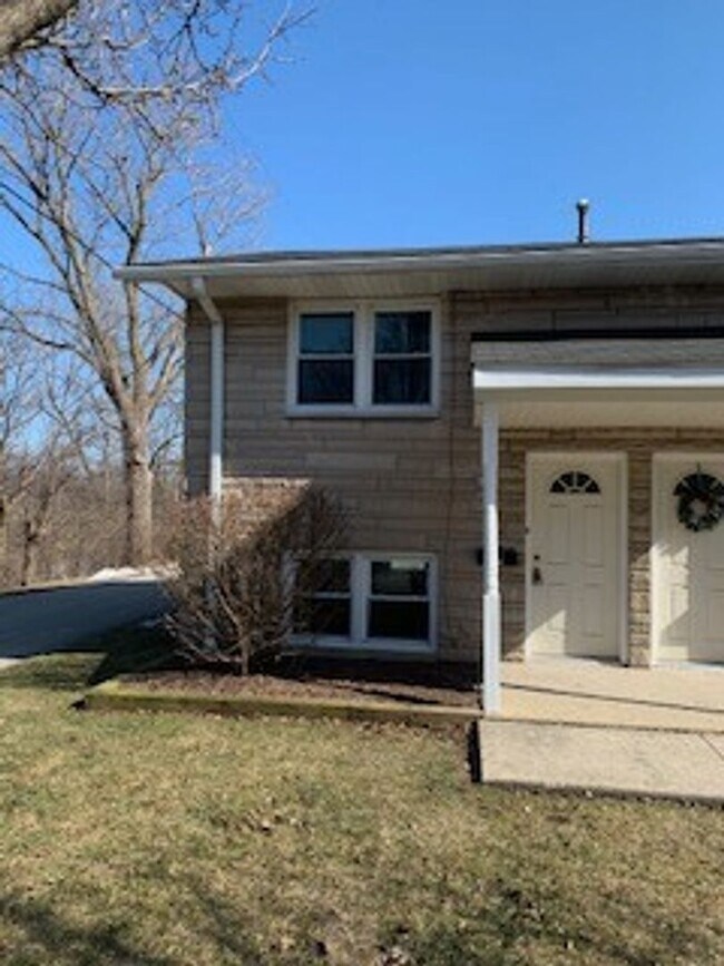 Building Photo - 2 bedroom 1.5 bath bi-level unit