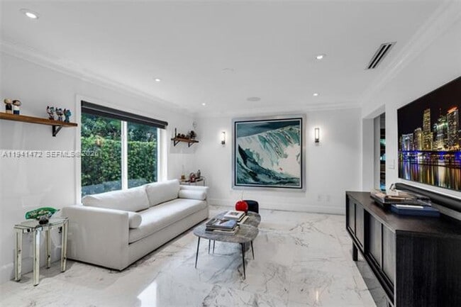 Building Photo - 1030 Manati Ave