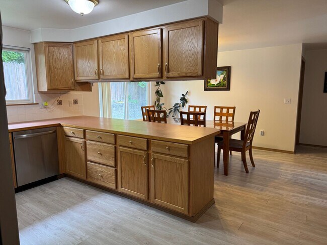 Foto del edificio - 3 bed/2 bath with BONUS room