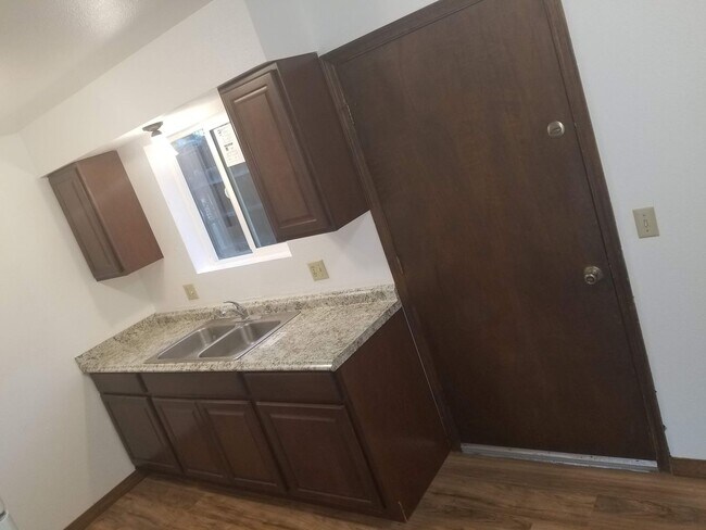 Building Photo - Updated 2 Bed, 1 Bath Townhouse next to NA...