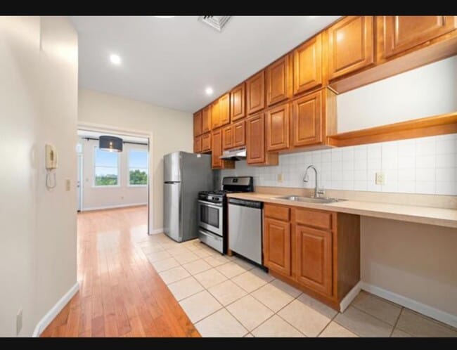 Building Photo - 54 Monitor St