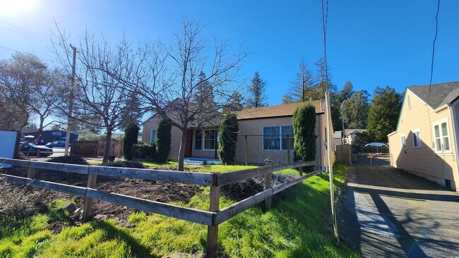 Foto del edificio - Excellent Location In Sebastopol. Across the street from Handline and Beekind. Commercial Busines...