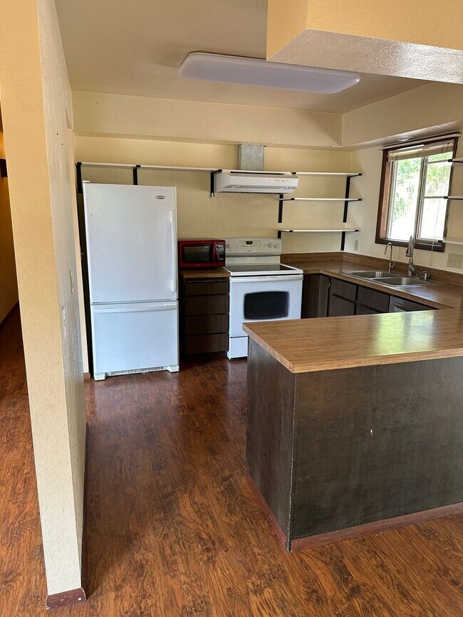 Building Photo - 1540 Lealand Dr 3 bed/2.5 bath. MOVE IN SP...