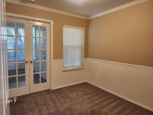 Building Photo - 724 Sierra Ct