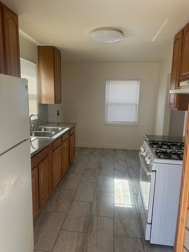 Building Photo - 6614 Bancroft Ave