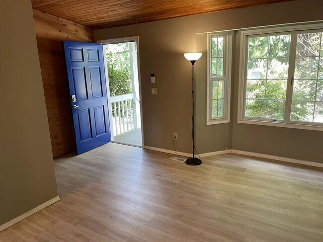Building Photo - Beautiful & stunning 3-bed, 2-bath house i...